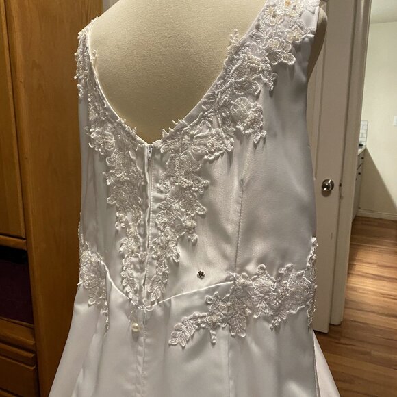 #23) Wedding Gown: Regal Elegance - Picture 6 of 6